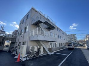三階建て建物の外観
