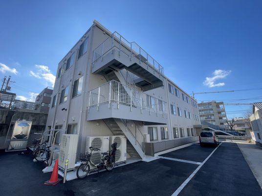 三階建て建物の外観