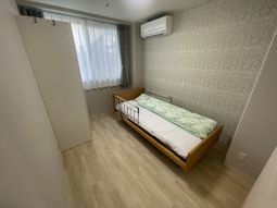 木のベッドがある部屋