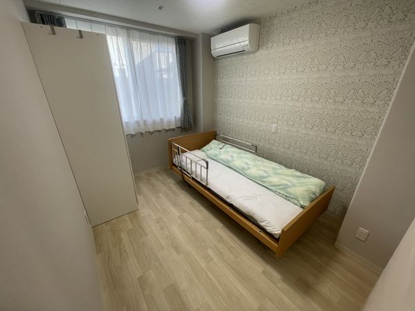木のベッドがある部屋