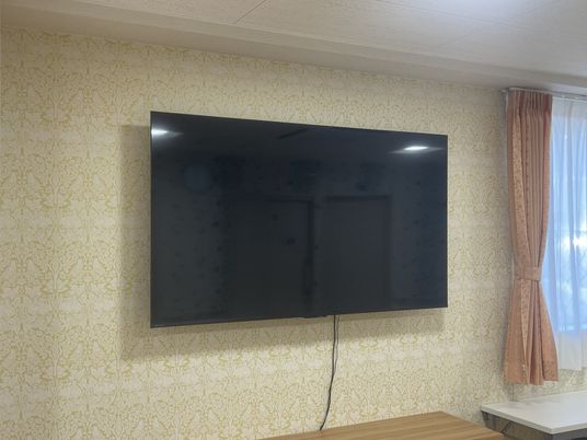 壁掛けテレビのある部屋