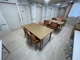 広いラウンジ