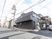 広い入口の施設外観
