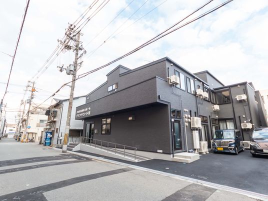 広い入口の施設外観