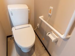 手すり付きの安心トイレ