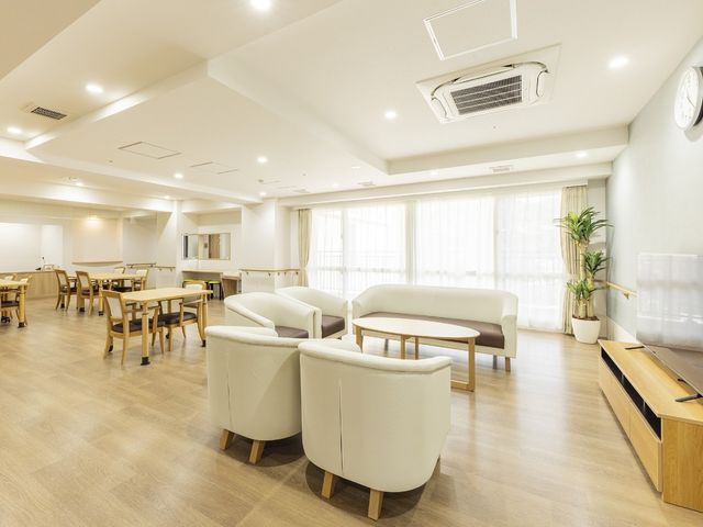 明るい共用ラウンジ