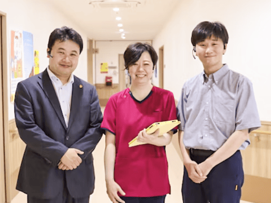 スタッフ3人の廊下  