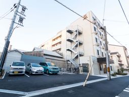 大きな建物と駐車場