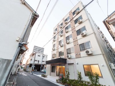 通り沿いの建物外観
