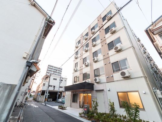 通り沿いの建物外観