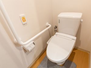 手すり付きのトイレ