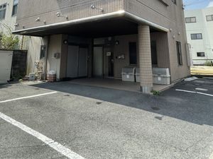 建物の正面玄関  