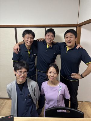 笑顔のスタッフ集合の休憩室  