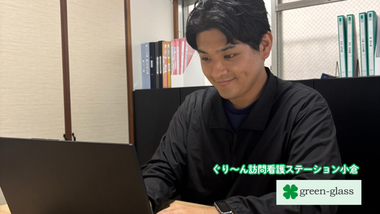 パソコンを見る男性スタッフイメージ  