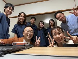 笑顔のスタッフ集合ロビー  