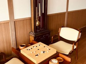 囲碁台と椅子のある和室  