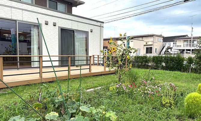 花に囲まれた庭