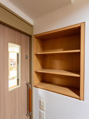 木製棚とドアの廊下