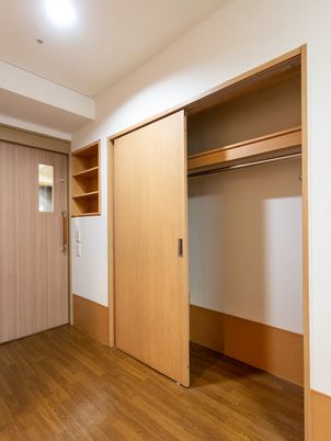 木製の収納がある居室