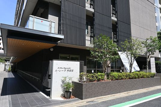 緑が映えるエントランス