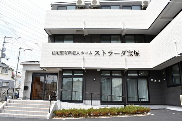 白い建物の外観