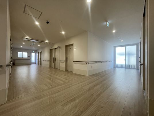 明るく広い廊下