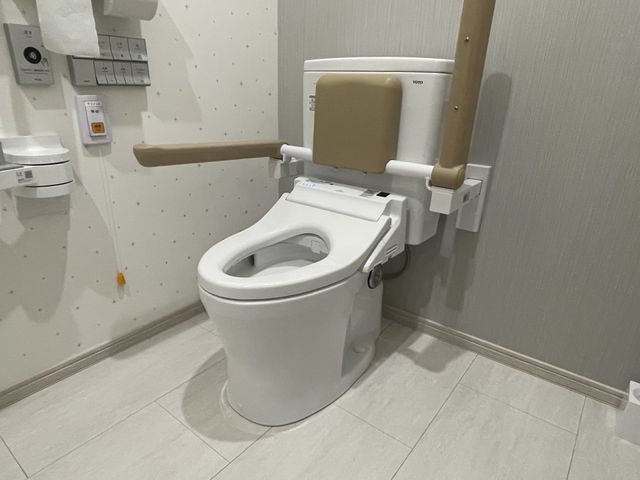 安全設備のトイレ トイレ 手すりのついた広々としたトイレです。移動がしやすく、安心して利用できます。