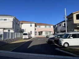 駐車場のある建物外観
