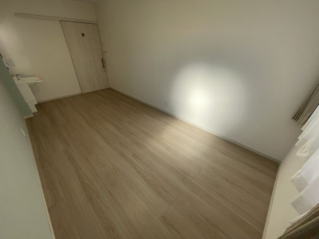 シンプルな居室 居室 明るい自然光が差し込む、快適で落ち着けるシンプルな空間です。流れるようなデザインの床が印象的です。