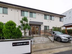 施設の外観と車寄せ  