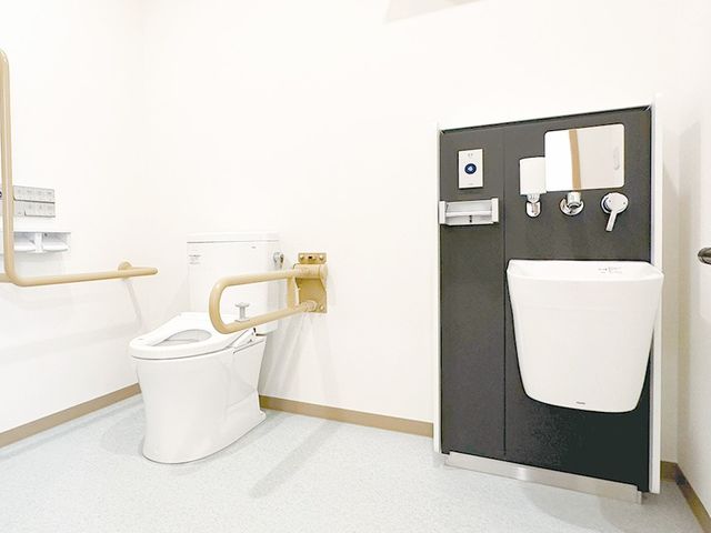 手すり付きのトイレ トイレ   手すりが複数設置された、使いやすそうなトイレです。洗面台も近くにあり、動作のしやすさに配慮されています。