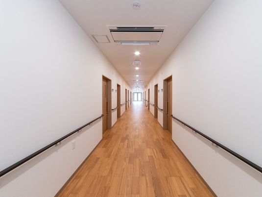 手すり付きの廊下  