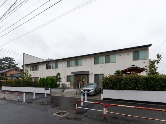 雨の日の施設外観  
