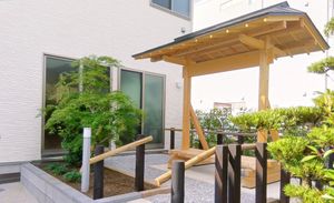中庭の木製屋根  