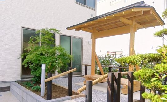 中庭の木製屋根  