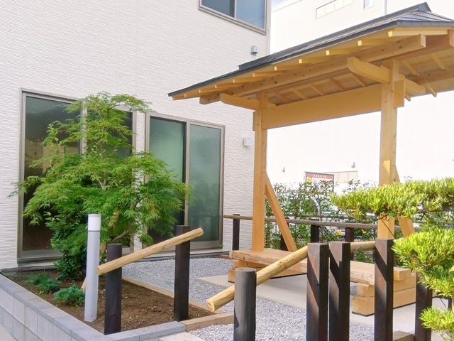 中庭の木製屋根 中庭   木の屋根がある落ち着いた中庭です。緑が見え、休憩や気分転換の場として使いやすそうです。