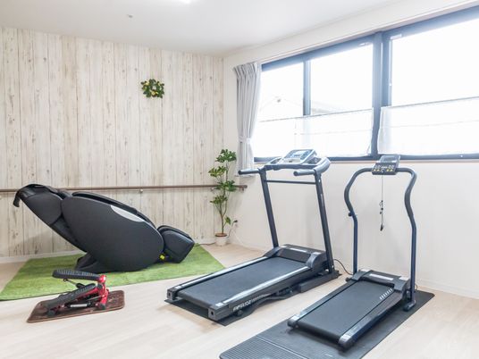 運動器具が並ぶ部屋