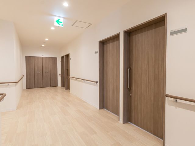 長い廊下 廊下 広く設計された廊下は明るく、手すりが付き安全に移動しやすくなっています。