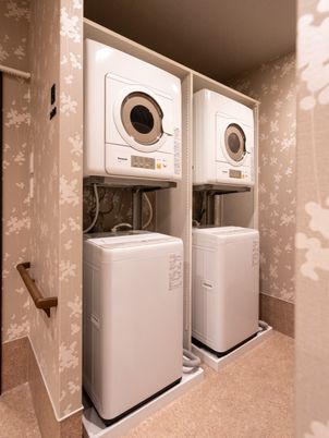 洗濯機が並ぶ部屋