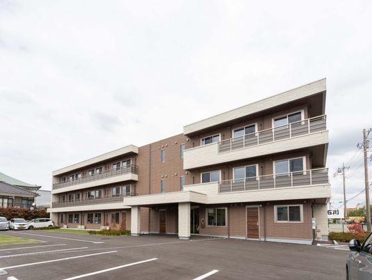 落ち着いた外観の建物