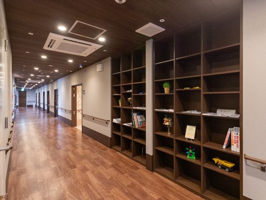 書棚が設置された廊下