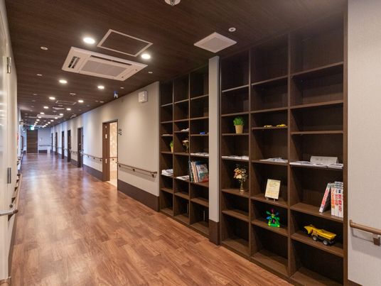 書棚が設置された廊下