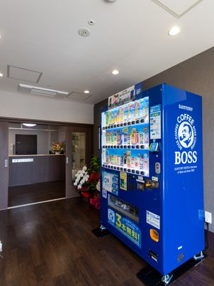 自動販売機と受付前  