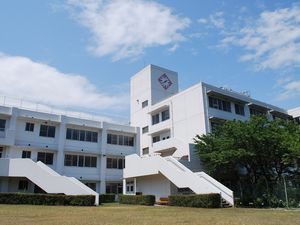 白い建物の外観  
