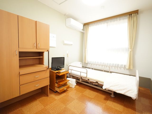 きれいな居室 居室 ゆとりある居室には、必要な家具が整い、日差しが心地よい環境です。快適な個室で、個人の時間を大切にできます。