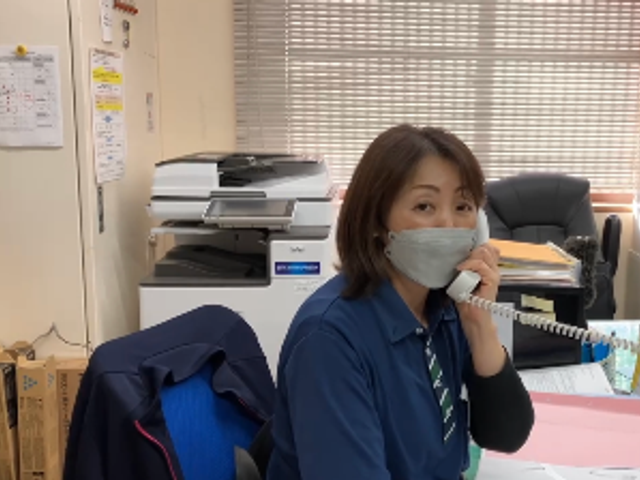 スタッフのお仕事風景 スタッフイメージ 働くスタッフの一コマです。温かい対応が私たちの特長です。