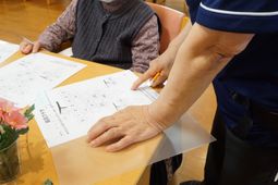 活動する人々の手元