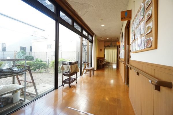 明るい廊下の一角