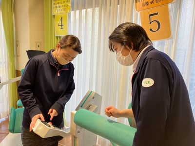 スタッフが機能訓練を指導