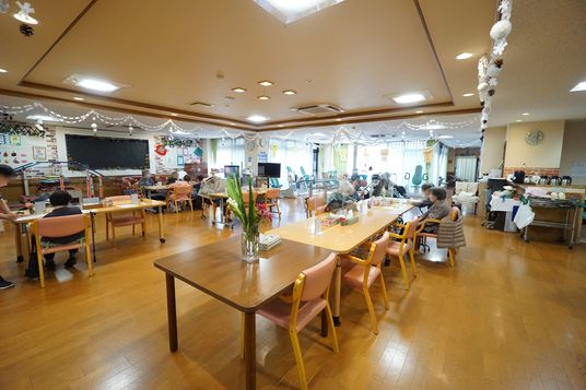 広々とした明るい食堂